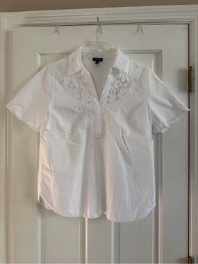 Talbots White Embroidered Split V-Neck Short Sleeve Top, Size S.